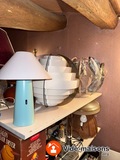 Photo Vide maison, lampe fauteuil chaise vaisselle vintage à Monbéqui